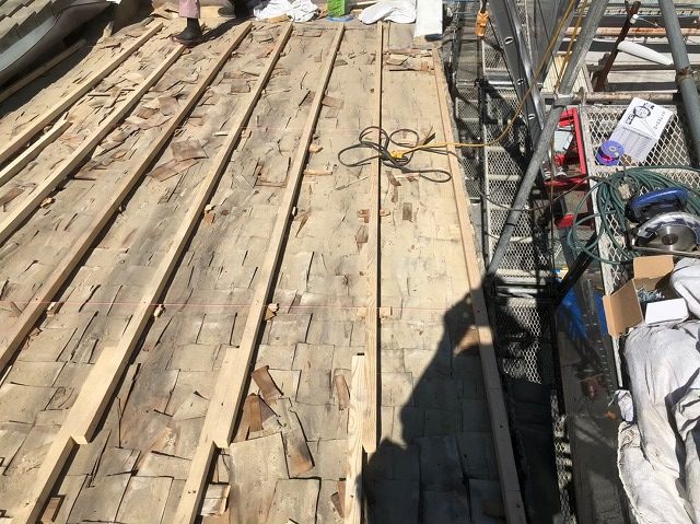 不陸調整で平な屋根面